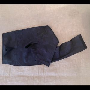 lululemon capri leggings - navy print - size 4